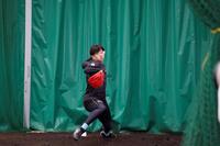 ブルペンで投げ込む阪神・門別啓人＝宜野座（撮影・西田忠信）