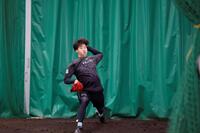 ブルペンで投げ込む阪神・門別啓人＝宜野座（撮影・西田忠信）