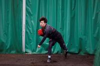 ブルペンで投げ込む阪神・門別啓人＝宜野座（撮影・西田忠信）