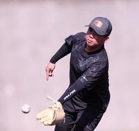 守備練習に取り組む阪神・村上頌樹＝宜野座（撮影・西田忠信）