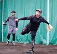 ブルペンで投げ込む阪神・村上頌樹（右）＝宜野座（撮影・西田忠信）