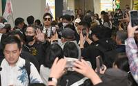 ファンが殺到する中、沖縄入りする佐藤輝（撮影・飯室逸平）