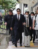 沖縄入りした佐藤輝（撮影・佐々木彰尚）