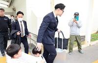 子どもの頭をなでてバスに向かう佐藤輝（撮影・佐々木彰尚）