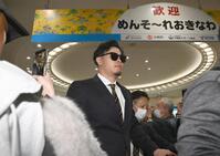 沖縄入りする佐藤輝（撮影・飯室逸平）※画像の一部を加工してあります