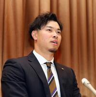 契約更改を終え会見する佐藤輝（撮影・山口登）