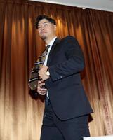 会見を終え、席を立つ佐藤輝（撮影・山口登）