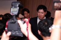 会見後に取材に応じる佐藤輝（撮影・西田忠信）