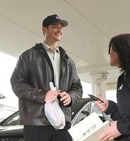 サインを求めるファンに気さくに応じるルーカス（撮影・飯室逸平）