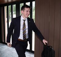 笑顔を見せながら宿舎入りするディベイニー（撮影・田中太一）