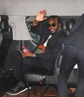 ファンに手を振るドリス（撮影・飯室逸平）