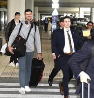 沖縄入りするラグズデール（左）とディベイニー