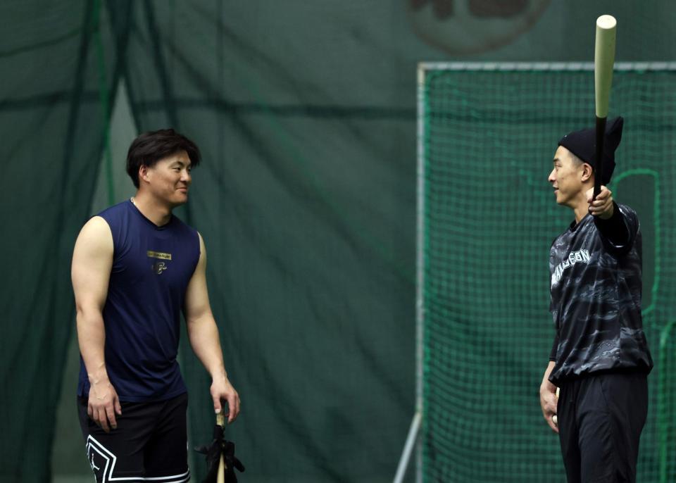打撃練習を終えた阪神・前川右京（左）は阪神・熊谷敬宥と話をする（撮影・田中太一）