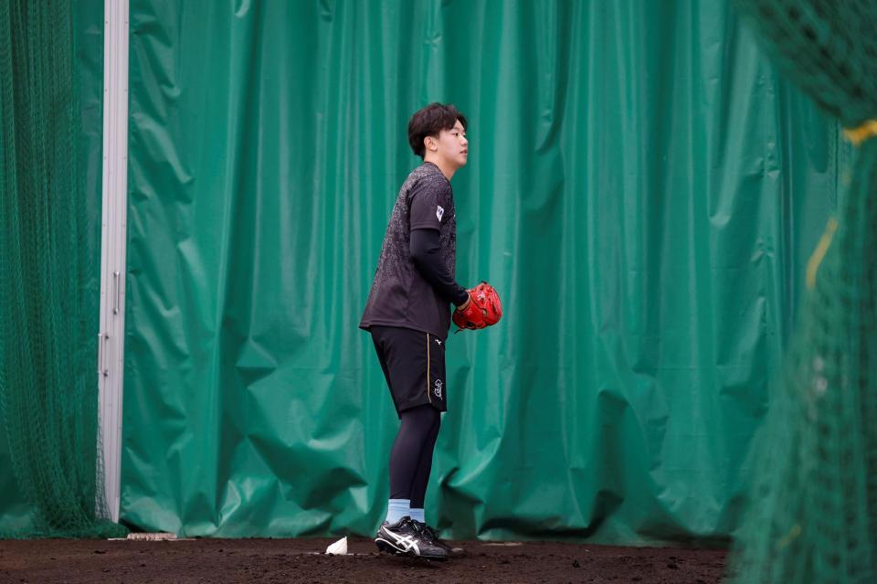ブルペンで投げ込む阪神・門別啓人＝宜野座（撮影・西田忠信）