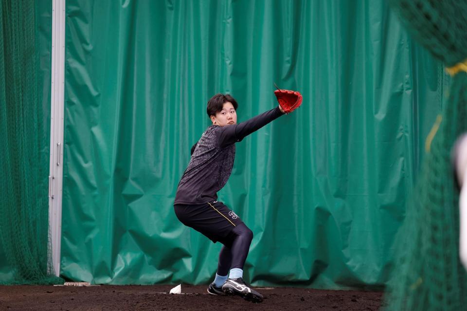 ブルペンで投げ込む阪神・門別啓人＝宜野座（撮影・西田忠信）