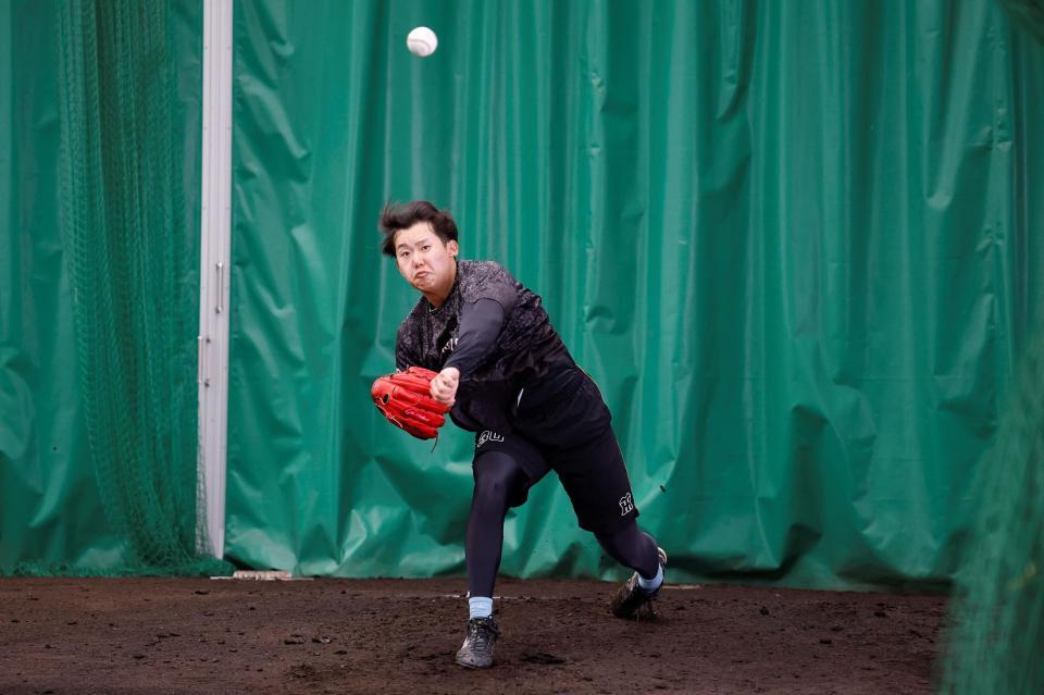 ブルペンで投げ込む阪神・門別啓人＝宜野座（撮影・西田忠信）