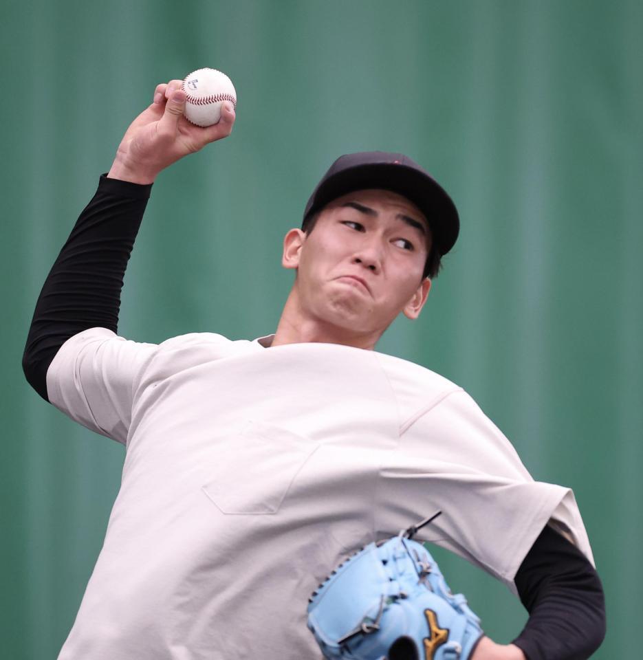 ブルペンで投げ込む今朝丸（撮影・西田忠信）