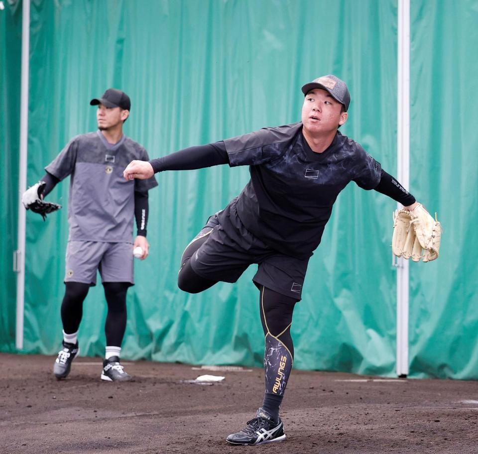 ブルペンで投げ込む阪神・村上頌樹（右）＝宜野座（撮影・西田忠信）