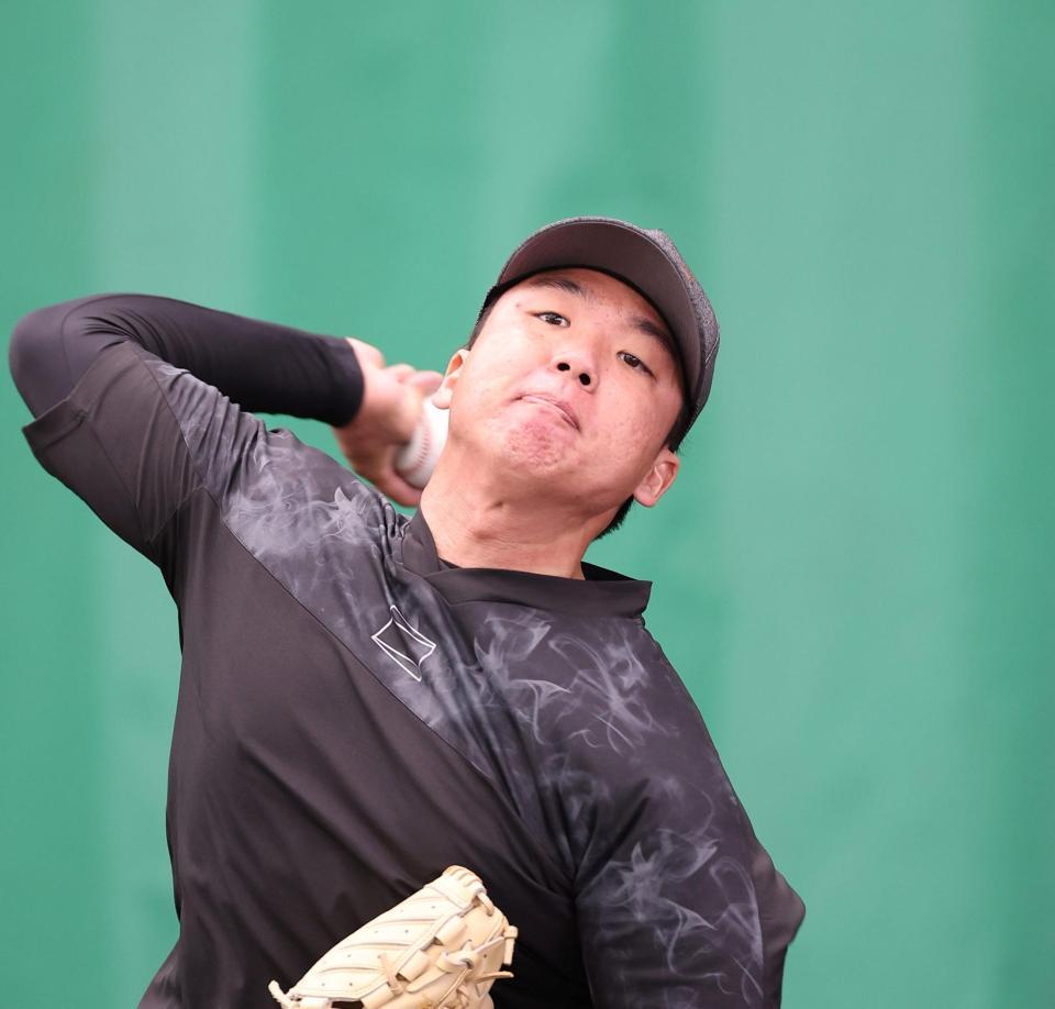 ブルペンで投げ込む阪神・村上頌樹＝宜野座（撮影・西田忠信）