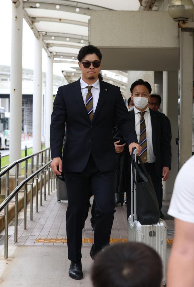 沖縄入りした佐藤輝（撮影・佐々木彰尚）