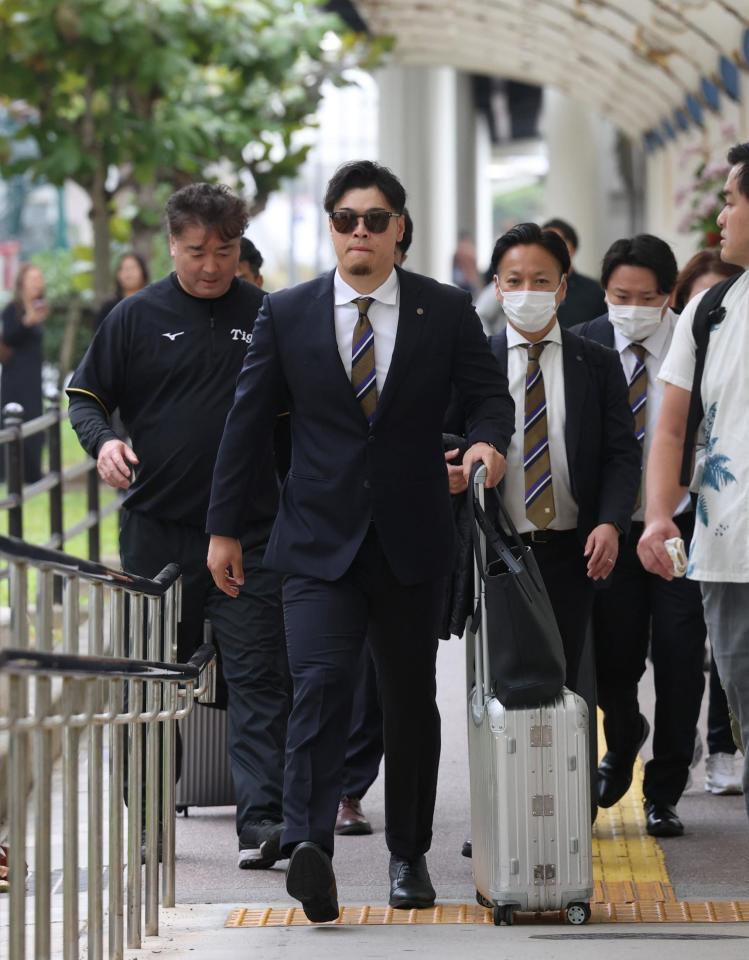 沖縄入りした佐藤輝（撮影・佐々木彰尚）