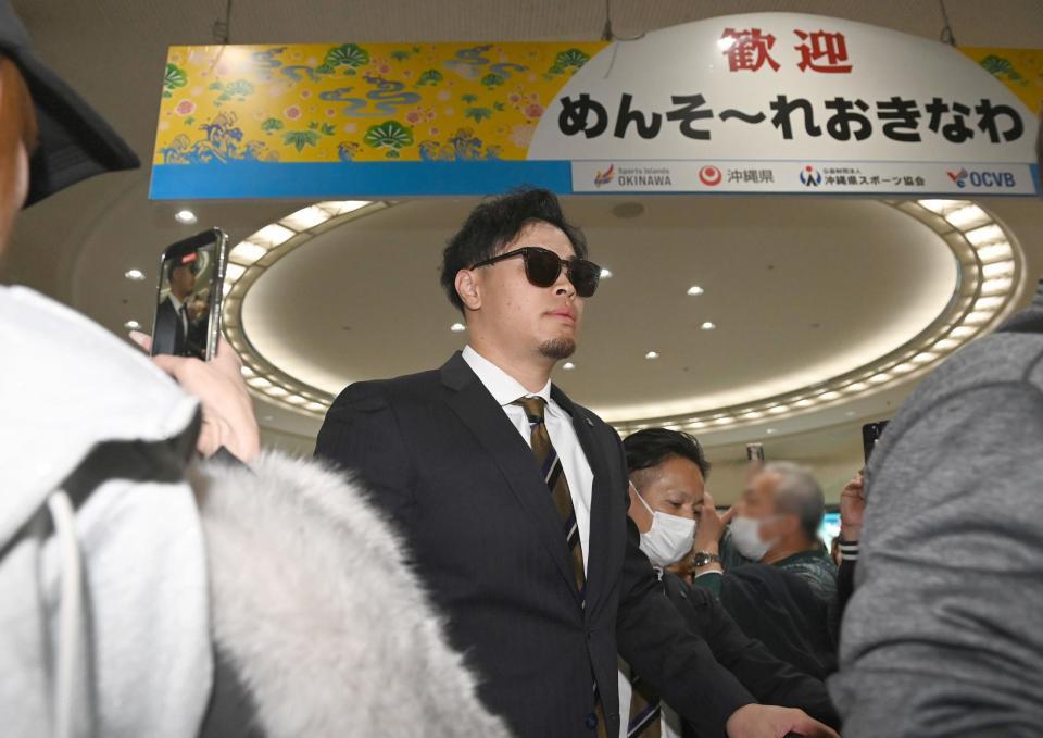 沖縄入りする佐藤輝（撮影・飯室逸平）※画像の一部を加工してあります