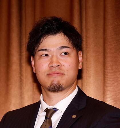 会見で穏やかな表情を見せる佐藤輝（撮影・西田忠信）