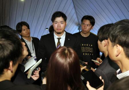 会見後、囲み取材に応じる佐藤輝（撮影・田中太一）