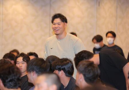 ミーティング会場に入り、笑顔を見せる佐藤輝