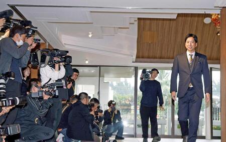 　宿舎に到着した藤川監督（右）＝撮影・西田忠信