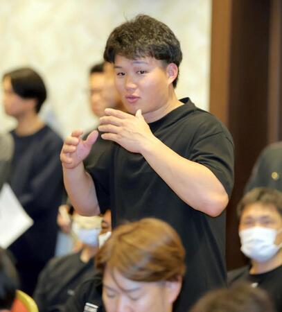 　ミーティングに出席する森下