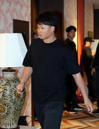 ミーティング会場に入る森下（撮影・山口登）