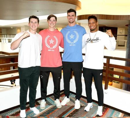 　笑顔でポーズを決める（左から）ディベイニー、ルーカス、ラグズデール、モレッタ（撮影・山口登）