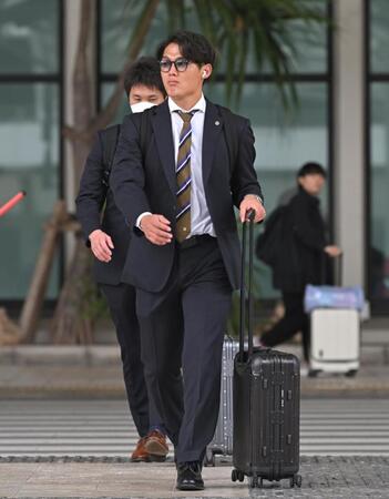 沖縄入りする西純（撮影・飯室逸平）