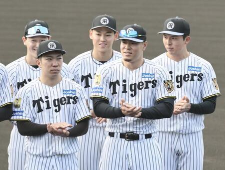 歓迎セレモニーで笑顔を見せる佐藤輝（撮影・田中太一）