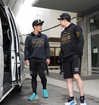 　球場を引き揚げる坂本（左）と中野（撮影・西田忠信）