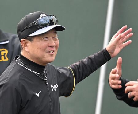 　笑顔を見せる平田２軍監督（撮影・飯室逸平）