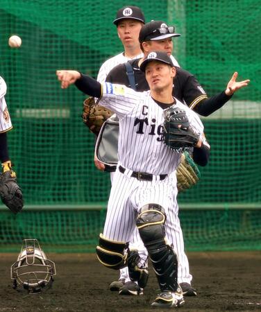 　シートノックで一塁へスローイングする坂本（撮影・山口登）