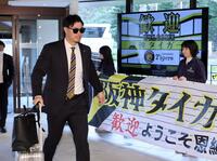 宿舎入りする佐藤輝（撮影・田中太一）