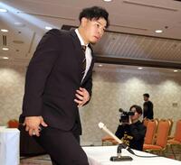 　会見に臨む佐藤輝（撮影・田中太一）