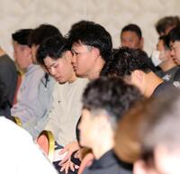 ミーティングに出席する佐藤輝（中央左）と森下