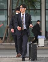 沖縄入りする西純（撮影・飯室逸平）