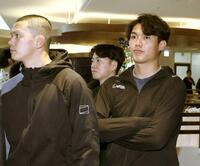 　会場入りする西純（右）と能登（撮影・田中太一）