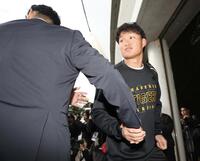 原口文仁氏（左）と握手する森下（撮影・西田忠信）