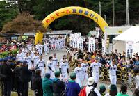 キャンプイン虎ウォークを行う藤川監督（左端）ら阪神ナイン（撮影・山口登）