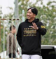 球場入りする藤川監督（撮影・田中太一）