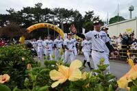 キャンプイン虎ウォークで手を振る森下（撮影・田中太一）