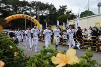 キャンプイン虎ウォークでファンに手を振る藤川監督（撮影・田中太一）