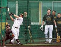 打撃練習で快音を響かせる前川（右はディベイニー）＝撮影・山口登