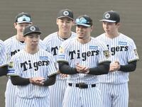 歓迎セレモニーで笑顔を見せる佐藤輝（撮影・田中太一）